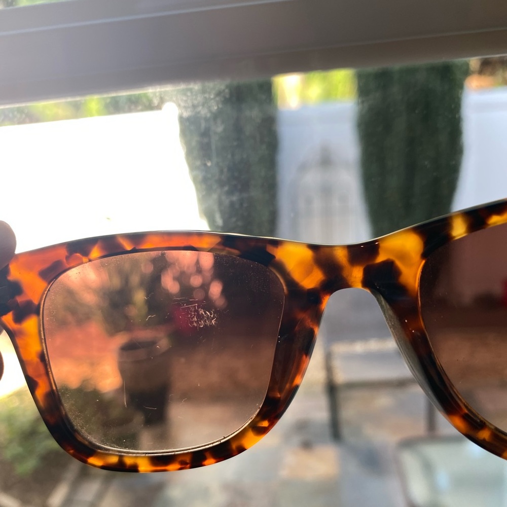 Lilly Pulitzer Sunglasses - Picture 5 of 5